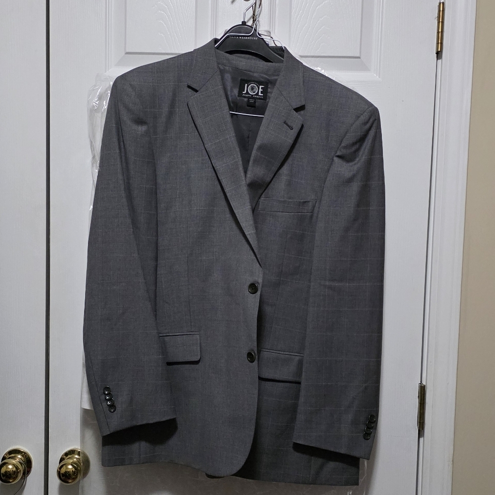Joseph Abboud Classic Gray 2 Button Men's Suit (Jacket, Vest, Pants, Shirt).